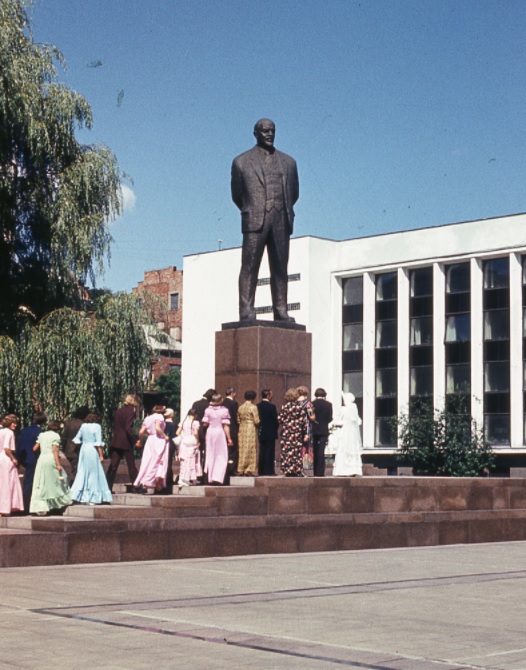 Vestuvininkai prie Lenino paminklo J. Janonio a. 1978 m. | Autorius S. Lukošius | Viktorina | MO muziejus