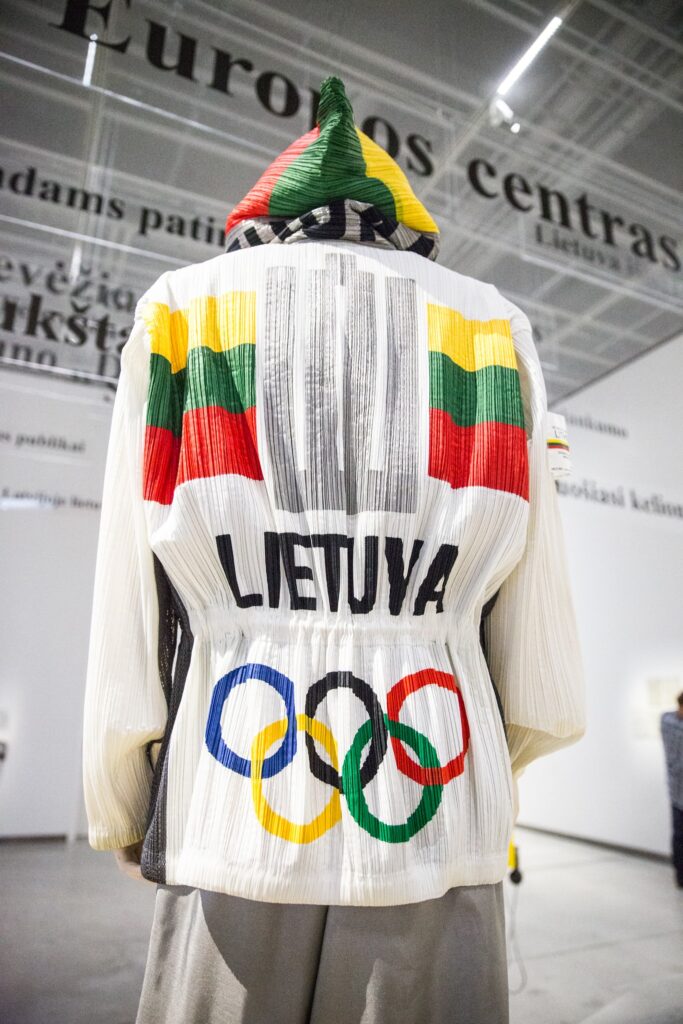 Issey Miyake | Olimpinis kostiumas | MO muziejus | Rūšių atsiradimas. 90-ųjų DNR